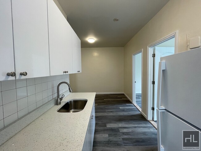 Building Photo - Cat-friendly 2.5 bedroom located in Astori...