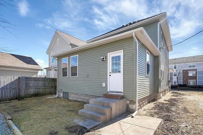Building Photo - 768 E Whittier St