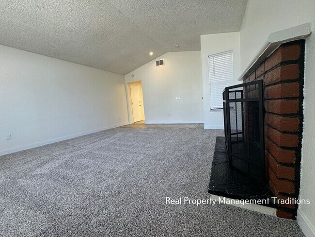 Building Photo - Freshly Rehabbed 3 + 2 in Palmdale