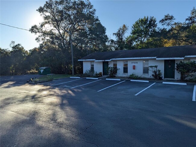 Foto del edificio - 37232 Clinton Ave