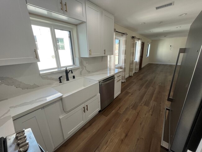 Kitchen - 318 Roycroft Ave