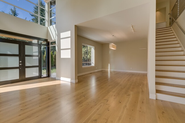 Building Photo - Luxurious & Contemporary 5 bed home in Red...