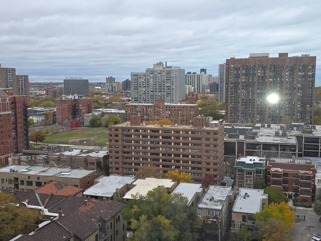 Foto del edificio - 655 W Irving Park Rd