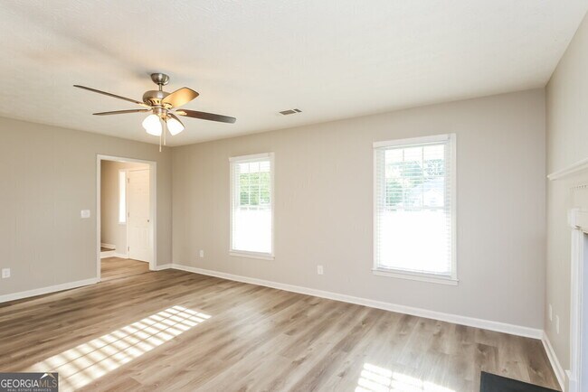 Foto del edificio - 483 Rhett Dr