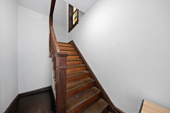 Foto del edificio - "Charming 3-Bed Duplex with Hardwood Floors & Cozy Fireplace - 6114 Waterman Blvd, St. Louis!" ST...