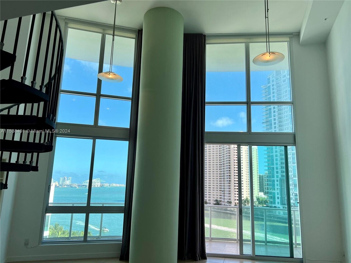 Foto principal - 300 S Biscayne Blvd