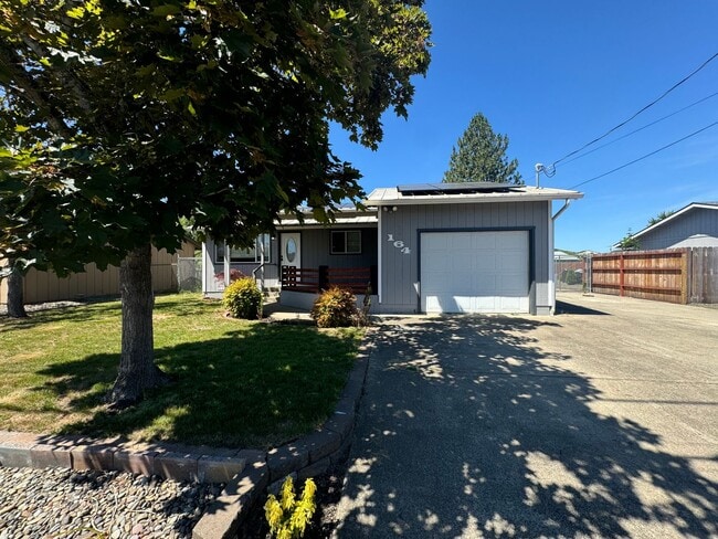 Building Photo - Solar power 3 bedroom 1 bath home with sho...