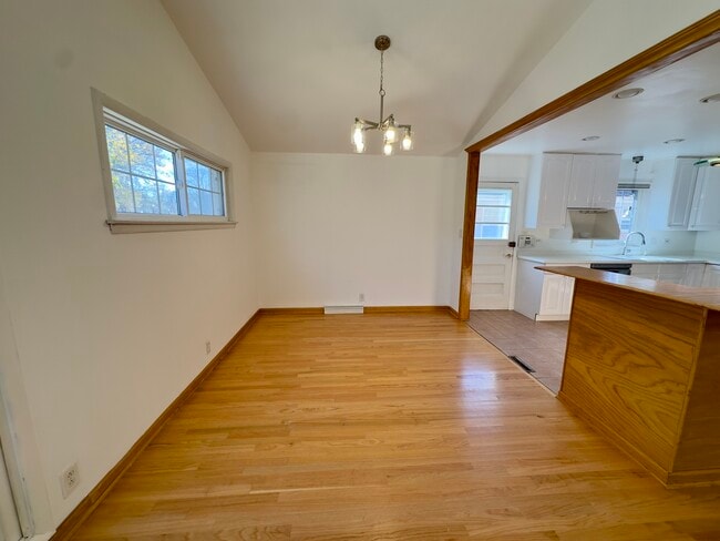 Foto del edificio - 9910 Crawford Ave