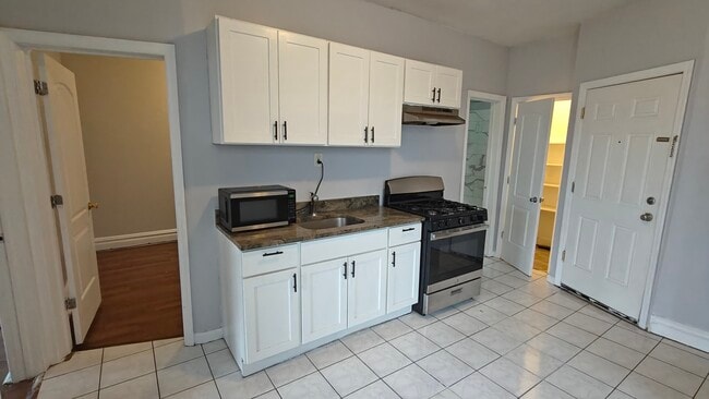 Building Photo - 166 Lexington Ave