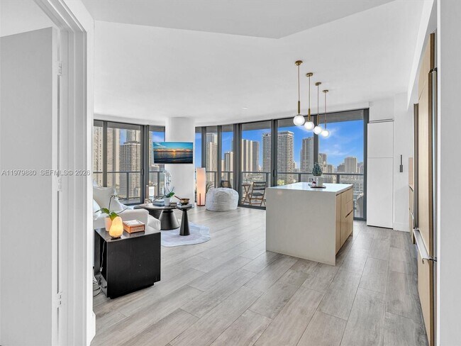 Foto del edificio - 121 NE 34th St