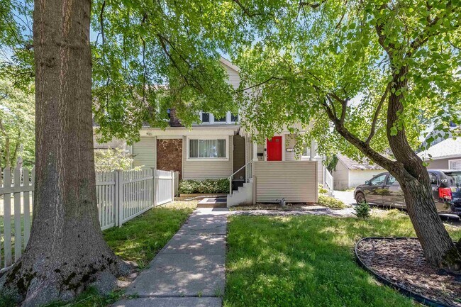 Building Photo - 204 West End Pl