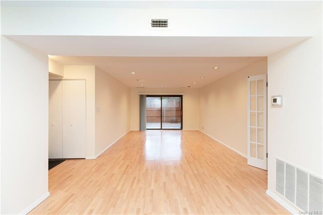 Building Photo - 4 Bronxville Glen Dr