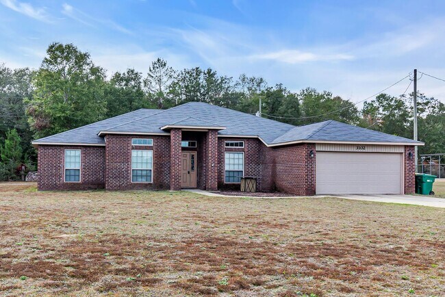 Foto del edificio - 4 bedroom and 1/2 acre lot!!