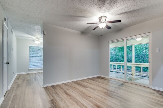 Building Photo - Spacious Lot! Recently-Renovated House Plu...