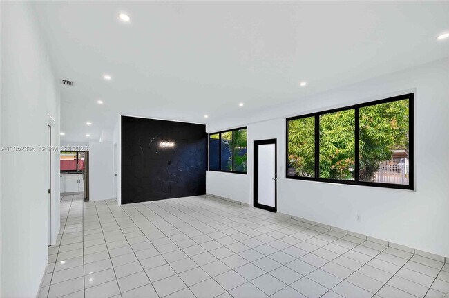 Foto del edificio - 524 NE 160th Terrace