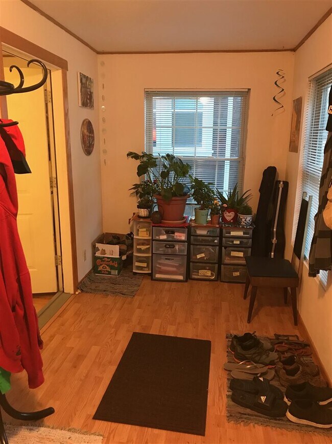 Building Photo - 122 Proudfit St
