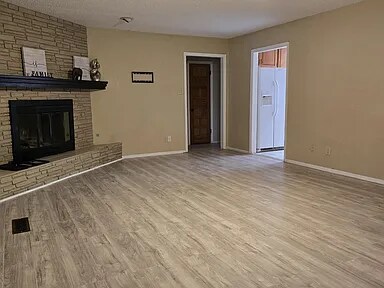 Foto del edificio - 906 Pearson Dr