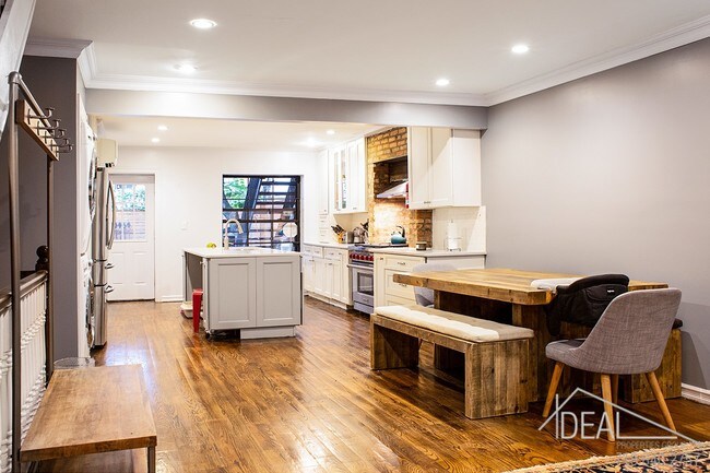 Foto del edificio - 458 Jefferson Ave