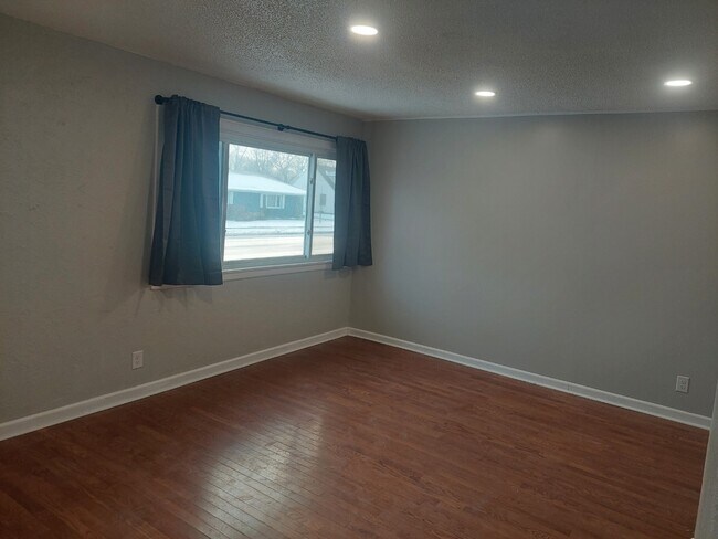 Livingroom/Dining - 704 Truman Ave