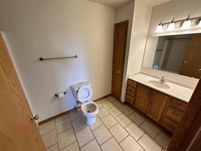 Building Photo - 132 Sater St