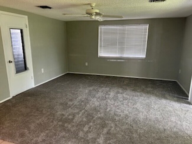 Foto del edificio - AVAILABLE NOW!!  Well maintained 2/2 in a ...