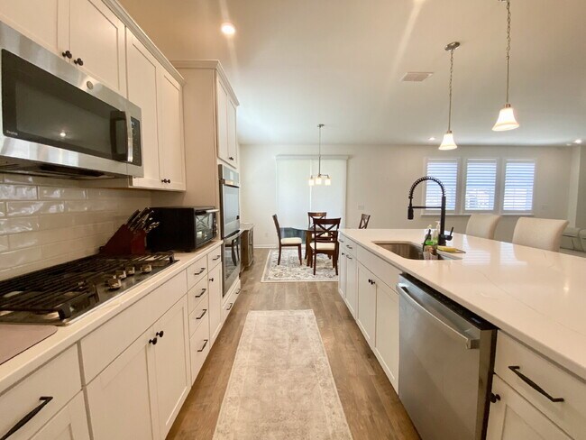 Foto del edificio - Four Bedroom Single Family Home in The Lak...