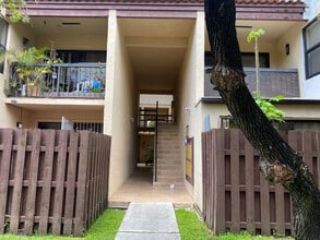 Building Photo - 660 W Park Dr