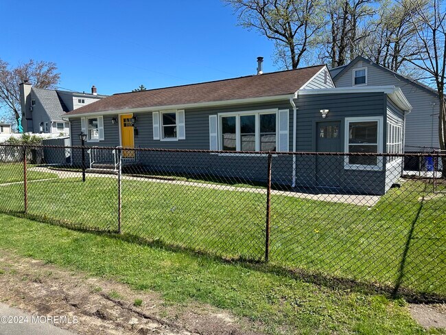 Building Photo - 10 Lake Ave