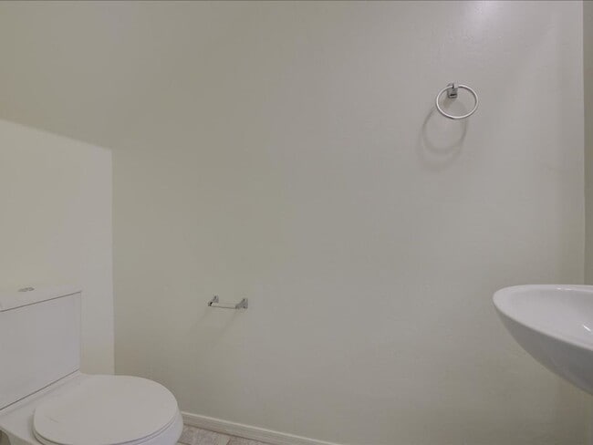 Building Photo - 3 Bedroom 2.5 Bathroom