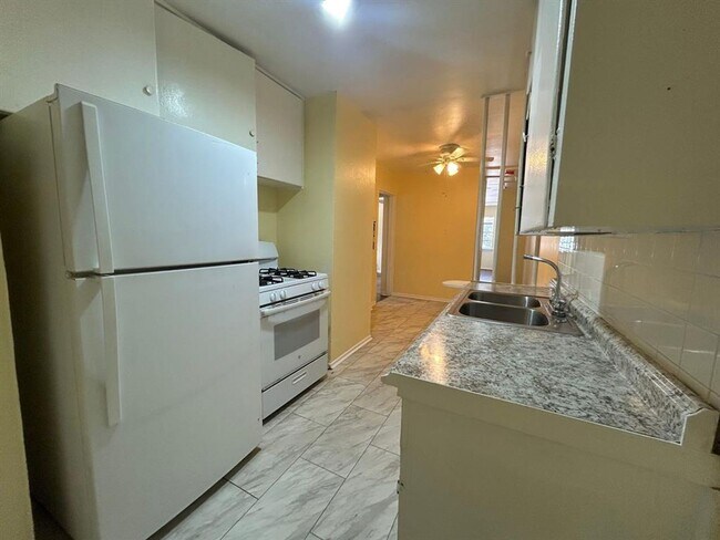Building Photo - Charming two bedroom apartment