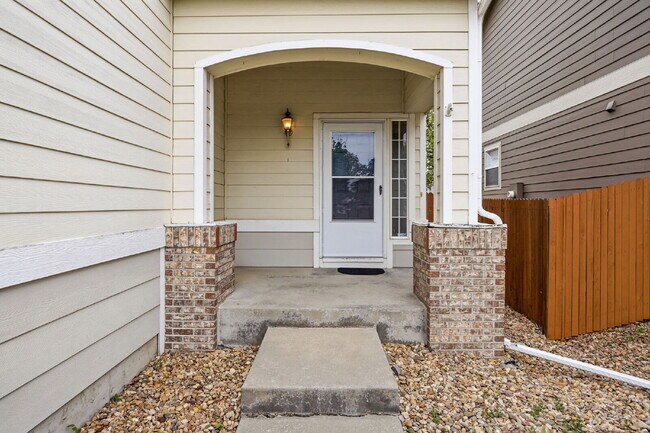 Foto del edificio - Welcome to this well-maintained 4-bedroom home in the heart of Thornton!