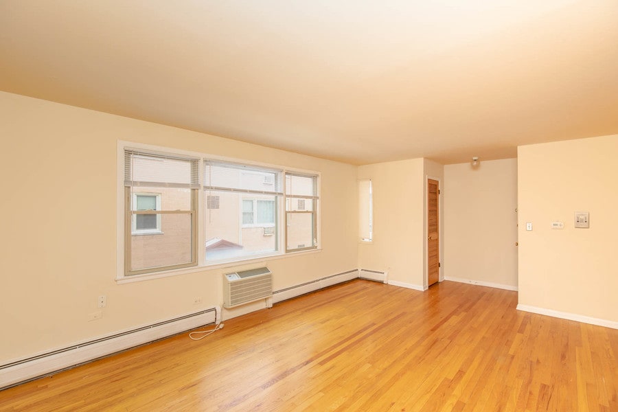 Primary Photo - 1324 W Lunt Ave