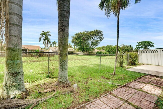 Foto del edificio - 9044 Pine Springs Dr