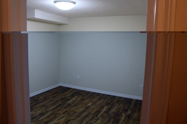 Large Bedroom - 68 Hall Av
