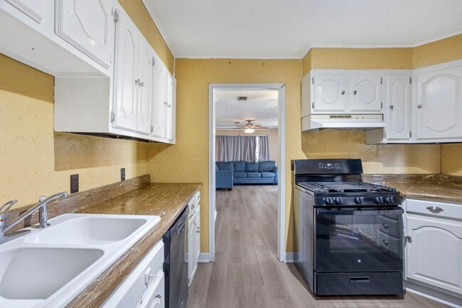 Building Photo - Charming Home in Maplewood