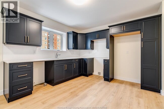 Photo du bâtiment - 4 Bruce Ave