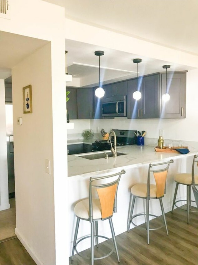 Newly remodeled kitchen with quartz counters - 550 Orange Ave