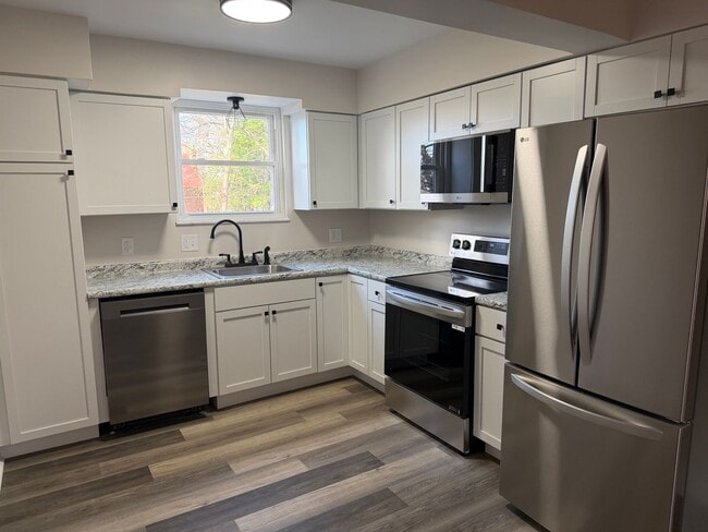 Building Photo - 3 Bed / 2 Bath Brick Home - showings start 12/3