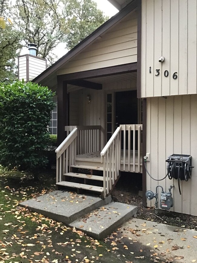 Building Photo - Charming 4 Bed 2.5 Bath Pet Friendly Home.