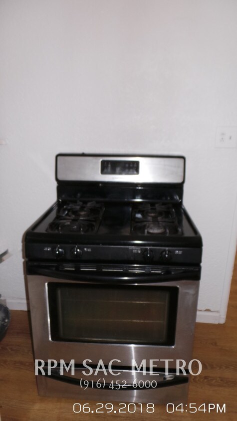 Building Photo - 2 Bed / 1 Bath Duplex In Sacramento!