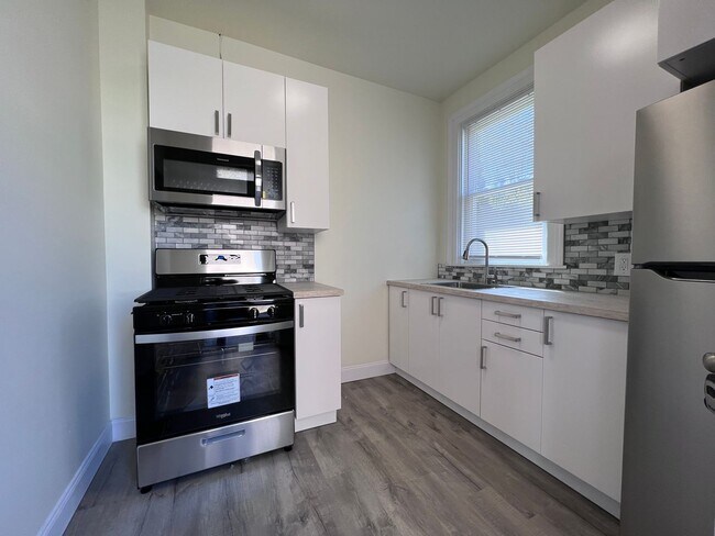 Building Photo - Updated 2BR 1 Bath townhouse with yard!