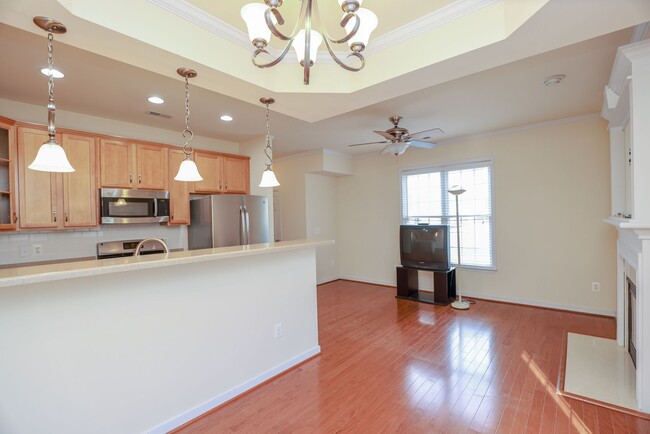 Foto del edificio - --Available NOW-- Luxury 3 Story Town Home...