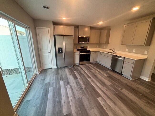 Foto del edificio - Be the First to live in this Woodbury Town...