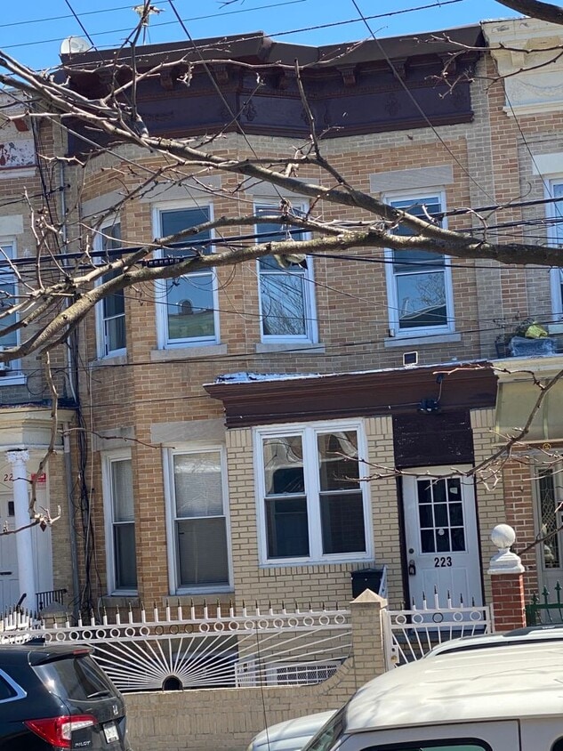 Primary Photo - 223 Autumn Ave
