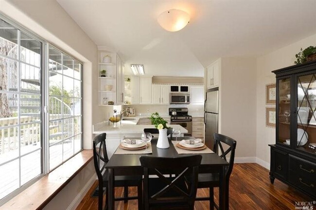 Building Photo - Beautiful 2 Bedrooms Plus Office, 3 Bathro...