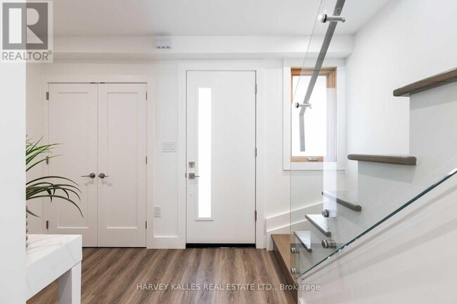 Photo du bâtiment - 165R WYCHWOOD AVENUE