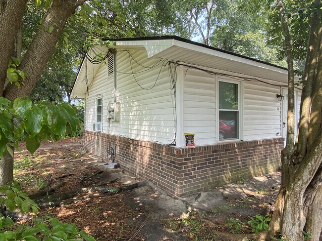 Building Photo - 4940 Robin St