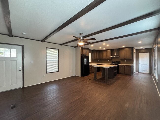 Building Photo - 106 E Semands St