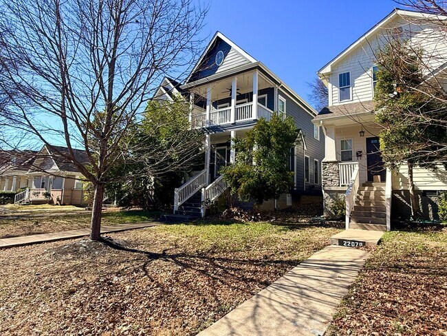 Foto del edificio - WALK TO 8TH AVE AND 12 SOUTH!  Beautiful 3/2.5 home with garage on 10th Ave S