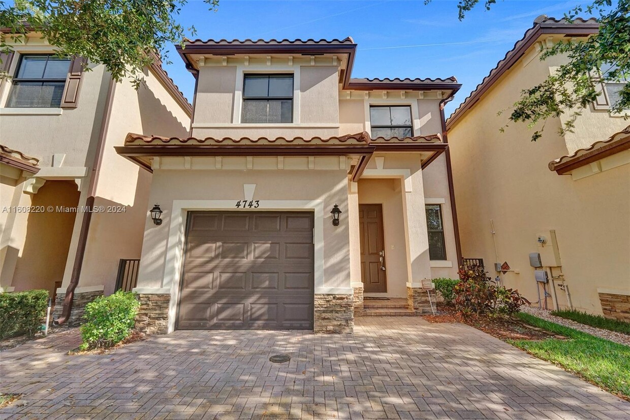 Foto principal - 4743 NW 59th St